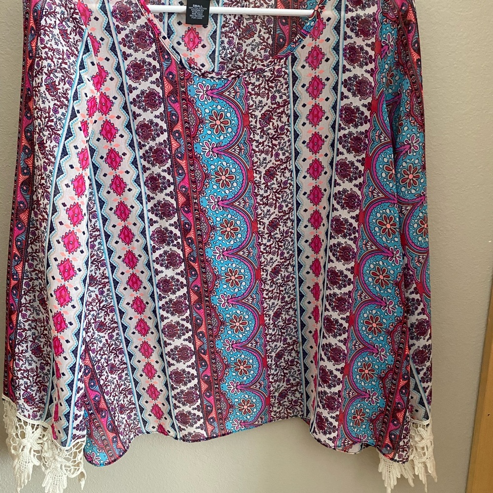 Rue21 Multicolor Patterned Blouse Cutaway Back Lacy Sleeve Hem Size Small